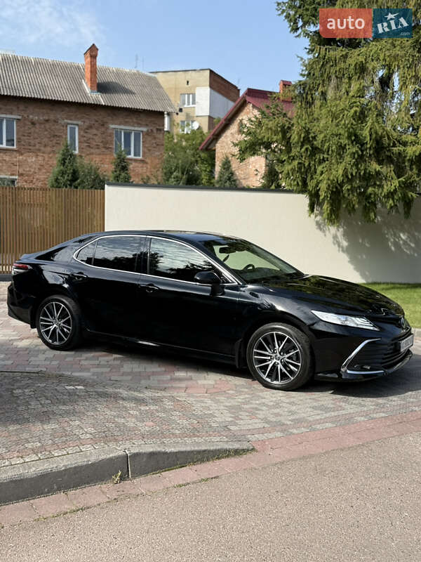 Седан Toyota Camry 2023 в Полтаве