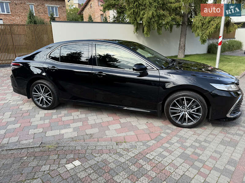 Седан Toyota Camry 2023 в Полтаве