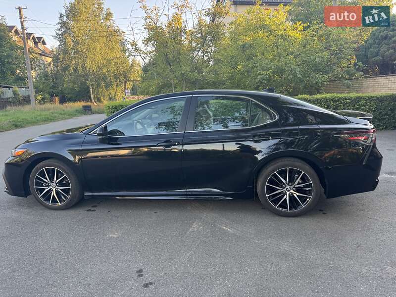 Седан Toyota Camry 2023 в Києві