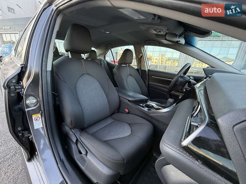 Седан Toyota Camry 2019 в Киеве