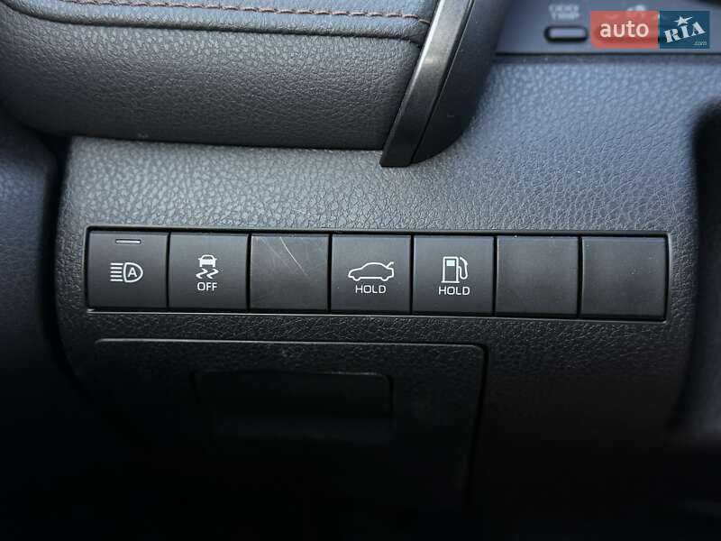 Седан Toyota Camry 2019 в Киеве