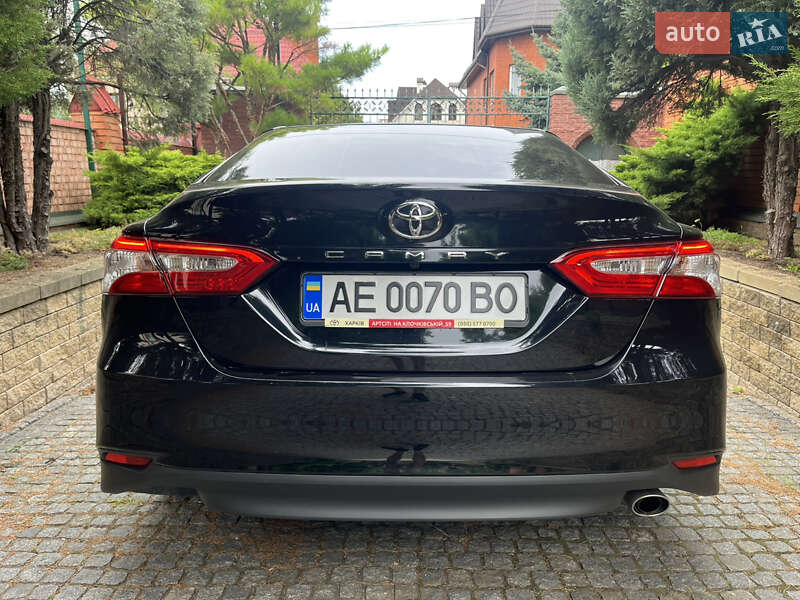 Седан Toyota Camry 2018 в Дніпрі