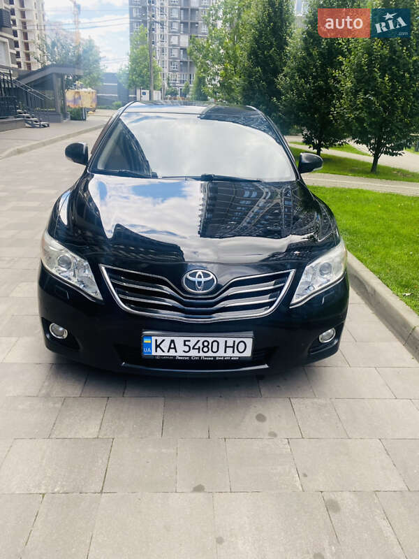 Седан Toyota Camry 2010 в Києві