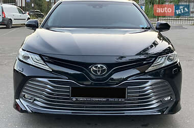 Седан Toyota Camry 2018 в Киеве