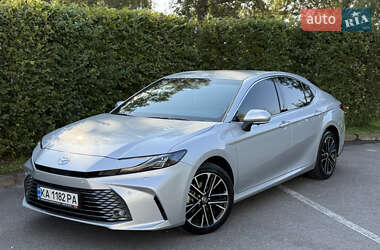 Седан Toyota Camry 2025 в Києві