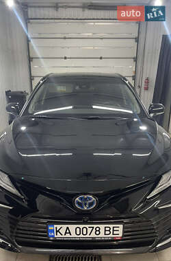 Седан Toyota Camry 2023 в 