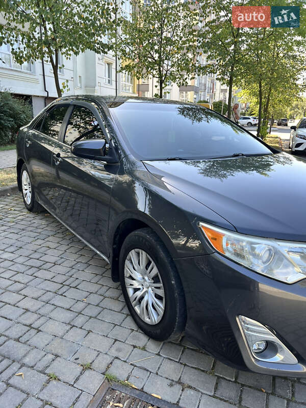 Седан Toyota Camry 2011 в Івано-Франківську