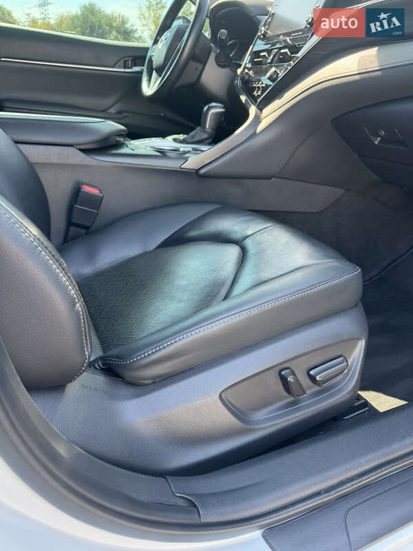 Седан Toyota Camry 2021 в Киеве