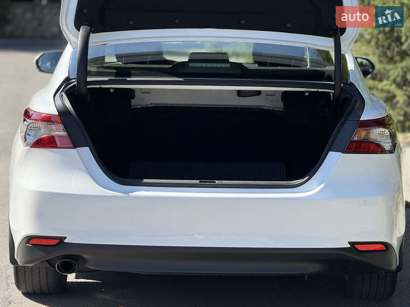 Седан Toyota Camry 2021 в Тернополе