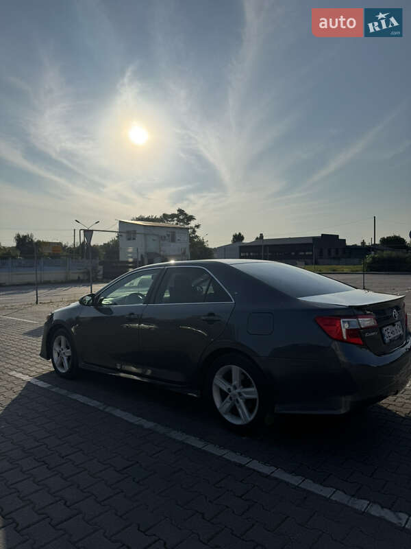 Седан Toyota Camry 2013 в Черновцах