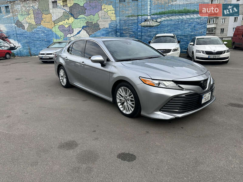 Седан Toyota Camry 2019 в Киеве