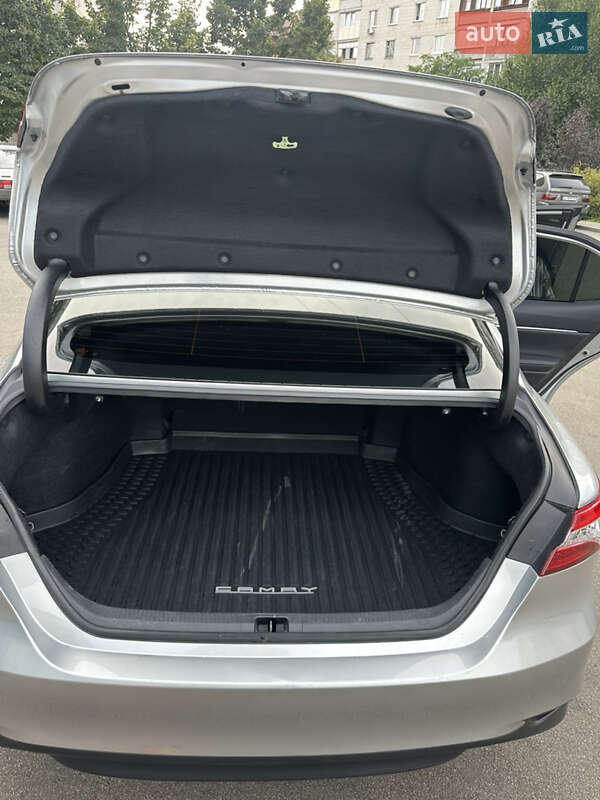 Седан Toyota Camry 2019 в Киеве