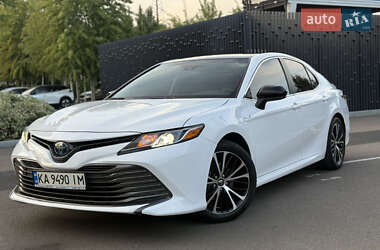 Седан Toyota Camry 2019 в Киеве