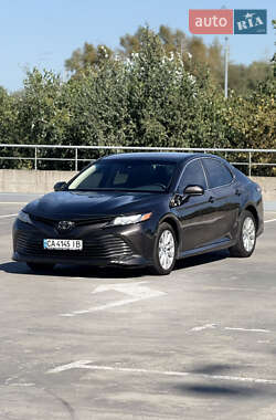Седан Toyota Camry 2017 в Киеве