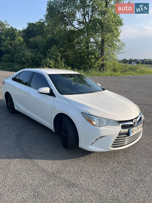 Седан Toyota Camry 2015 в Львове
