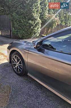Седан Toyota Camry 2023 в 