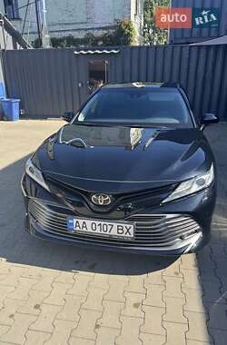 Седан Toyota Camry 2018 в Киеве