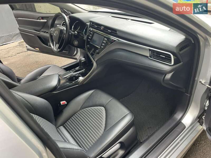 Седан Toyota Camry 2017 в Львове