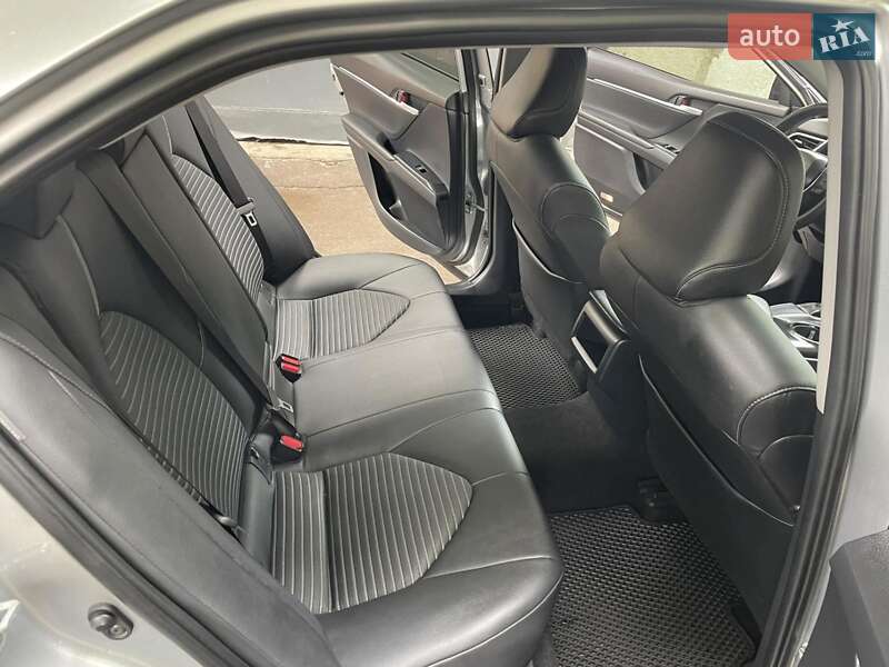 Седан Toyota Camry 2017 в Львове