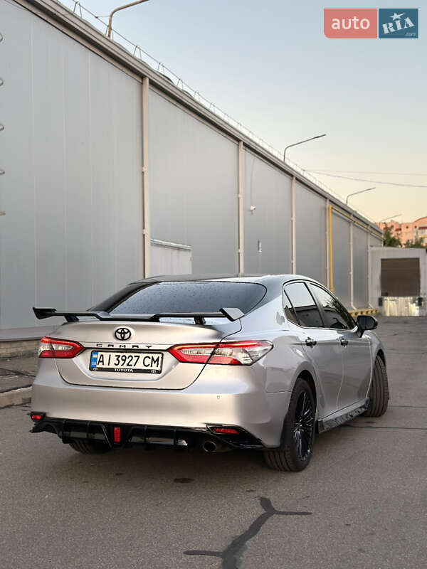 Седан Toyota Camry 2018 в Киеве