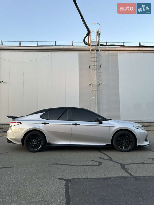 Седан Toyota Camry 2018 в Киеве