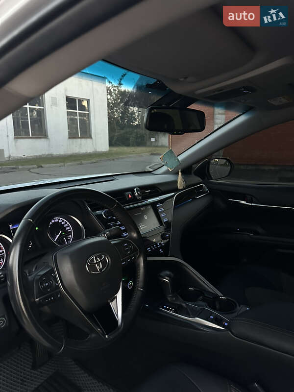 Седан Toyota Camry 2018 в Киеве