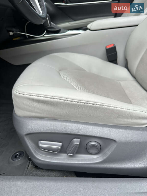 Седан Toyota Camry 2021 в Киеве