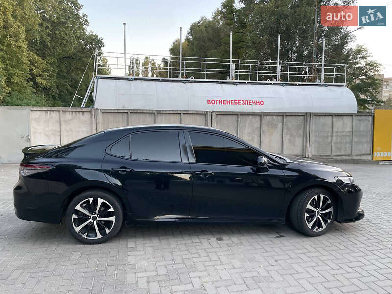 Седан Toyota Camry 2018 в Запоріжжі