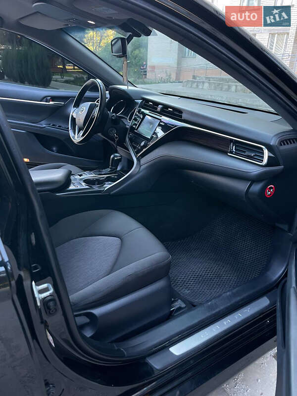 Седан Toyota Camry 2018 в Запоріжжі