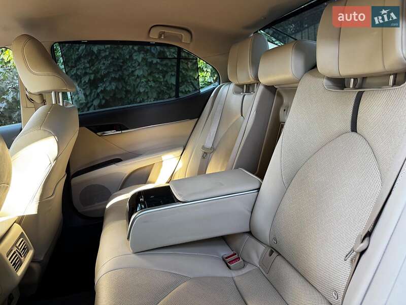 Седан Toyota Camry 2022 в Киеве