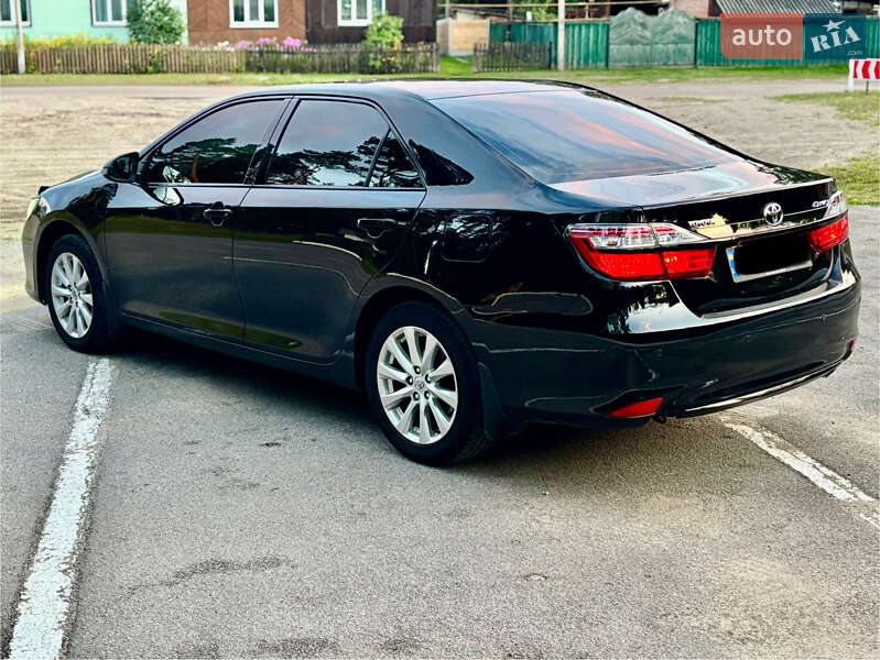 Седан Toyota Camry 2016 в Лебедині