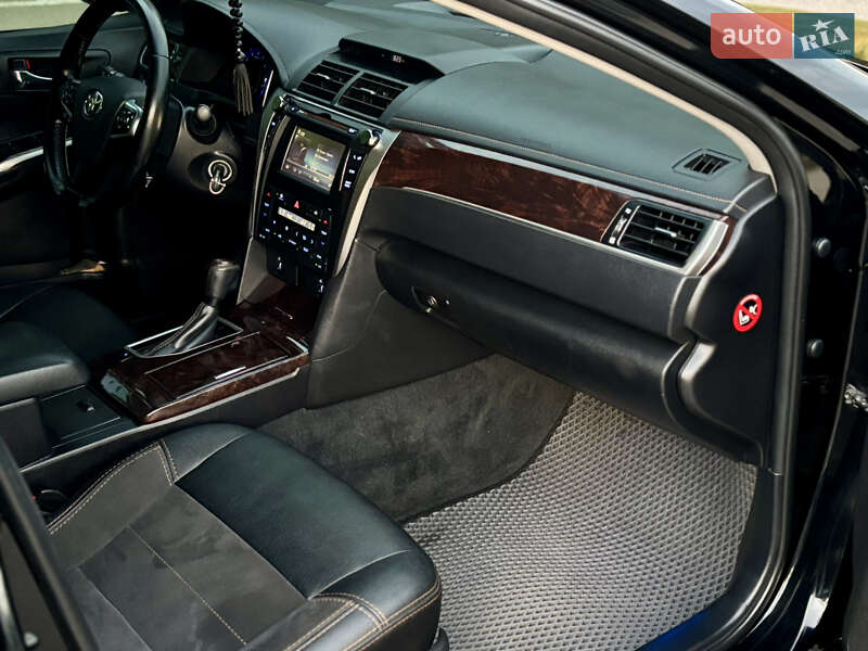 Седан Toyota Camry 2016 в Лебедині