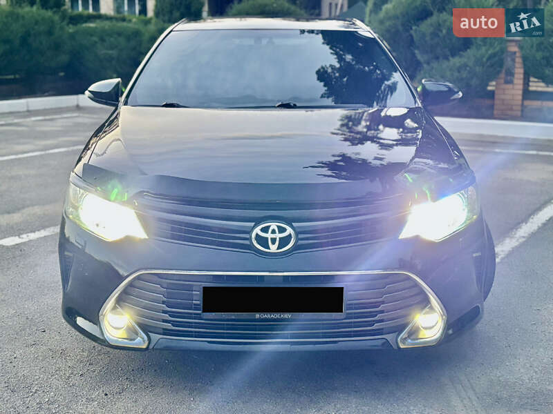 Седан Toyota Camry 2016 в Лебедині