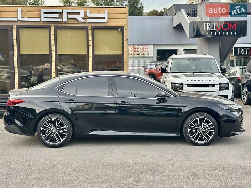 Седан Toyota Camry 2025 в Киеве