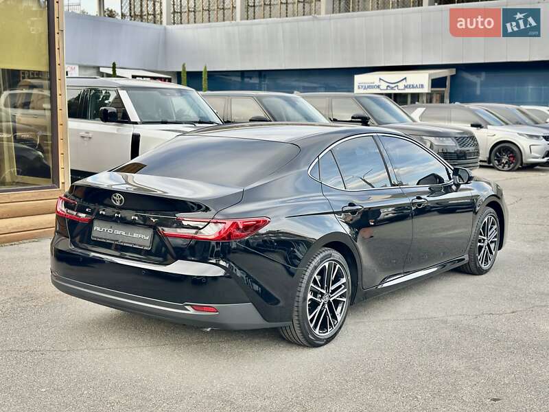 Седан Toyota Camry 2025 в Киеве