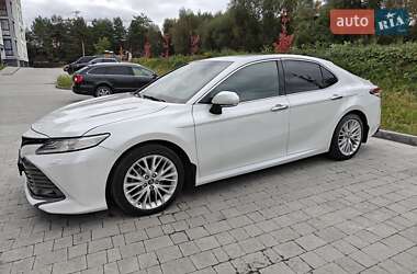 Седан Toyota Camry 2017 в Львове