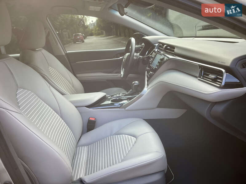 Седан Toyota Camry 2020 в Киеве