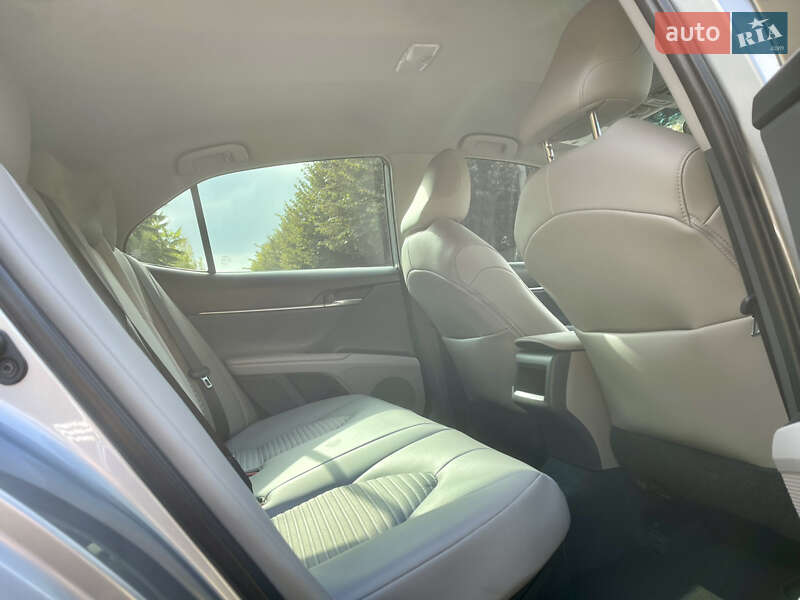 Седан Toyota Camry 2020 в Киеве