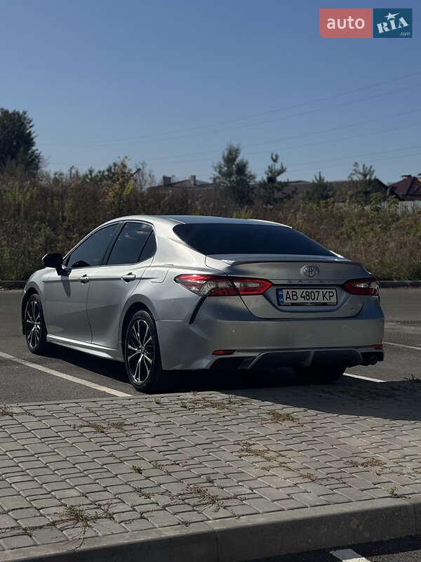 Седан Toyota Camry 2017 в Виннице