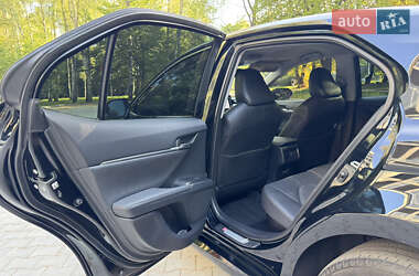 Седан Toyota Camry 2023 в 