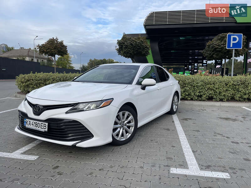 Седан Toyota Camry 2018 в Києві