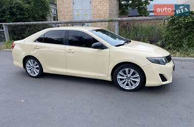 Седан Toyota Camry 2015 в Рівному