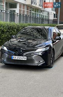 Седан Toyota Camry 2019 в Киеве