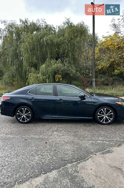 Седан Toyota Camry 2019 в Киеве