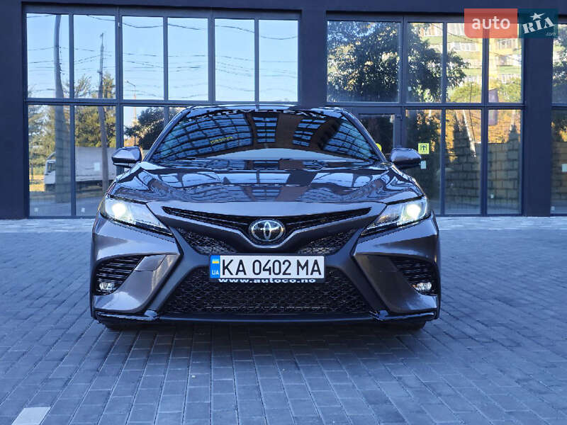 Седан Toyota Camry 2018 в Полтаве