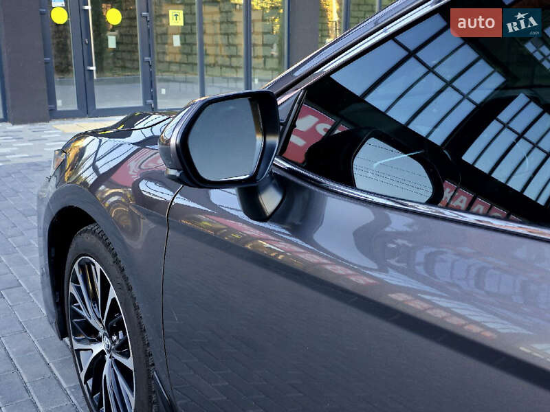 Седан Toyota Camry 2018 в Полтаве
