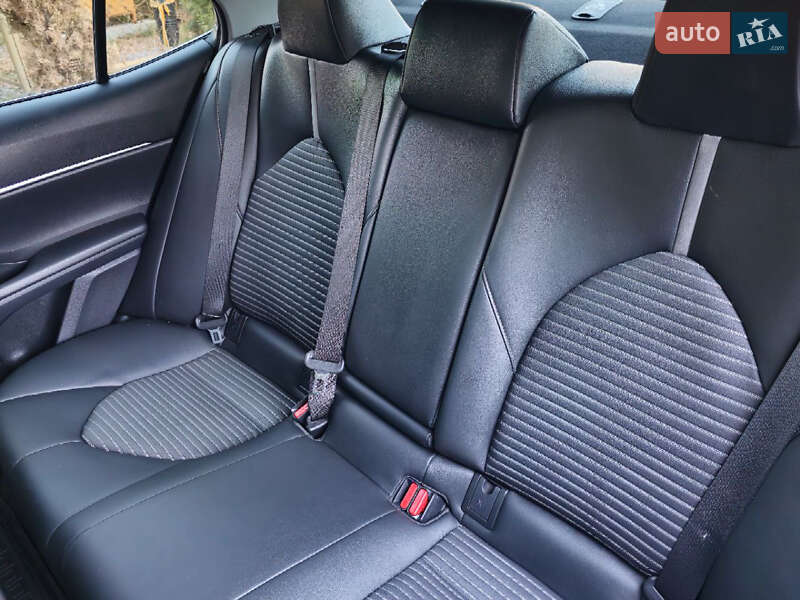 Седан Toyota Camry 2018 в Полтаве