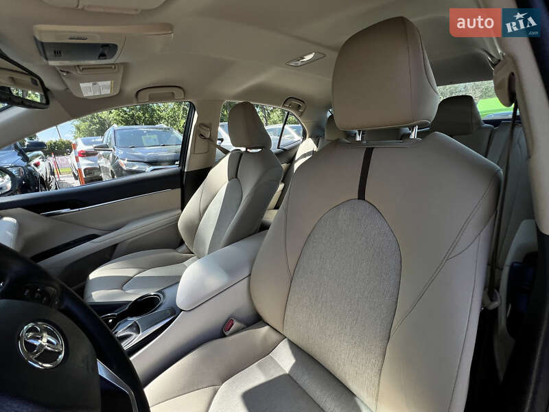 Седан Toyota Camry 2017 в Умані