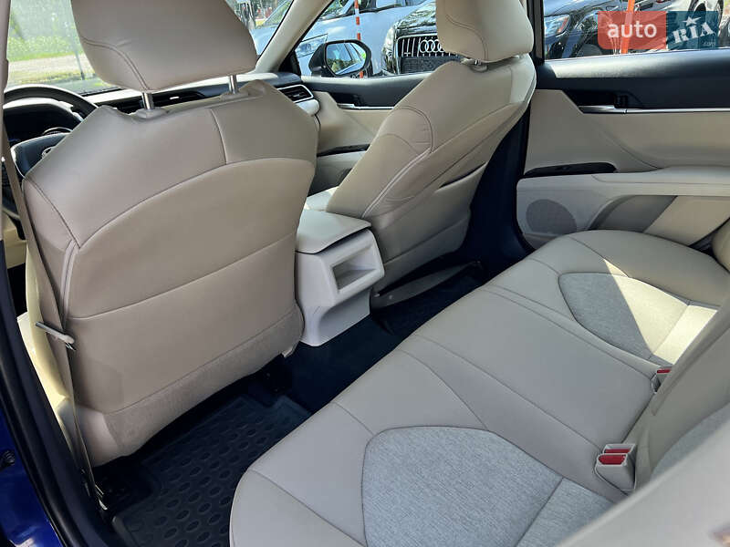 Седан Toyota Camry 2017 в Умані