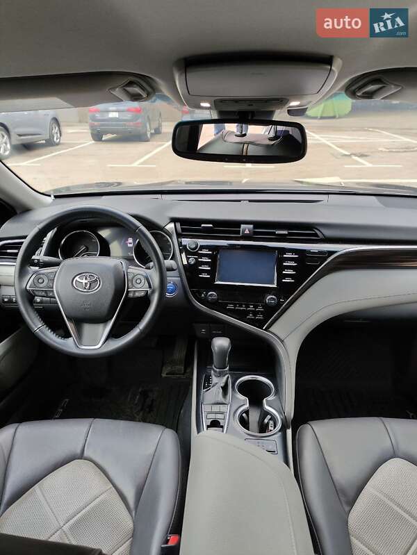 Седан Toyota Camry 2017 в Киеве